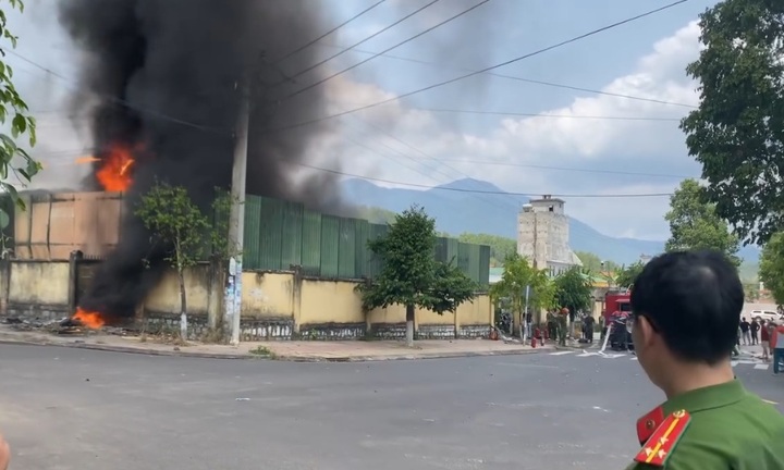 Khánh Hoà: Cháy bãi tạm giữ xe vi phạm ở Công an huyện Khánh Vĩnh