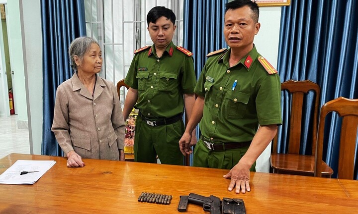 Dọn nhà phát hiện khẩu súng và 22 viên đạn, bà lão 75 tuổi giao nộp công an