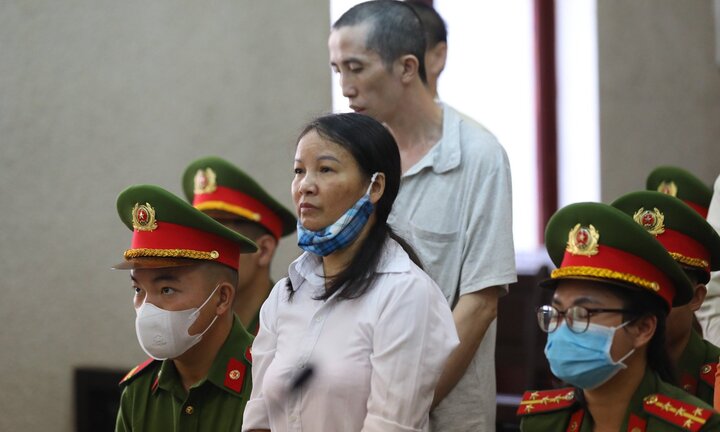 Mẹ 'nữ sinh giao gà' liên tục ngất, tòa phúc thẩm hoãn xét xử