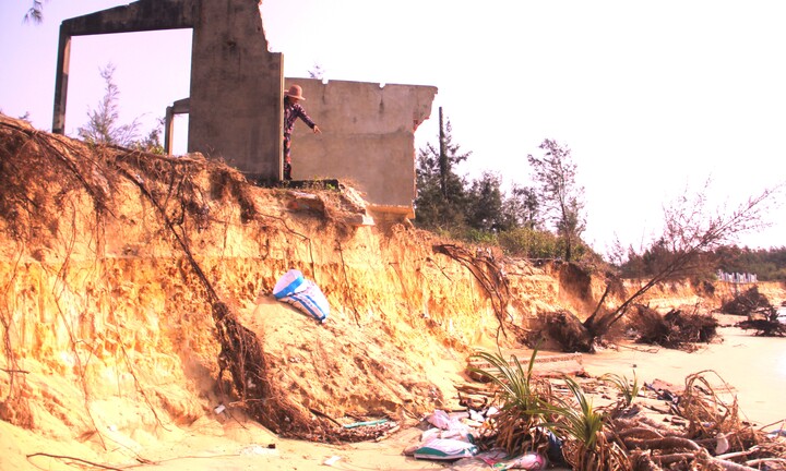 Sóng cuốn sập nhà tạm, 'nuốt chửng' ao tôm của người dân ven biển ở Quảng Nam