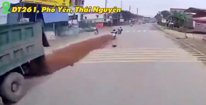 Xe ben đang chạy bất ngờ rơi đất đá xuống đường gây tai nạn cho xe máy phía sau