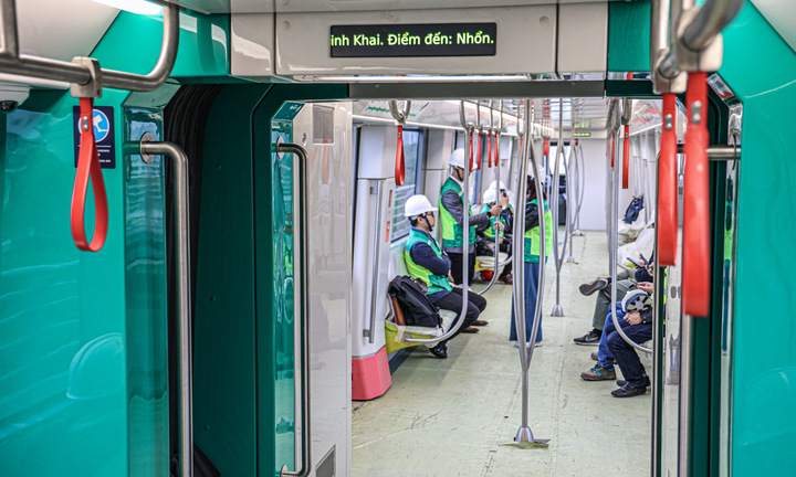 Bên trong tàu metro Nhổn - ga Hà Nội trước ngày đón khách