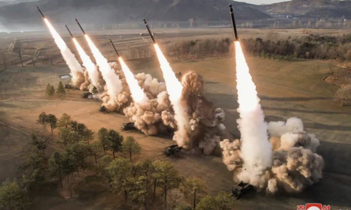 Ông Kim Jong-un giám sát tập trận 'siêu hỏa tiễn'