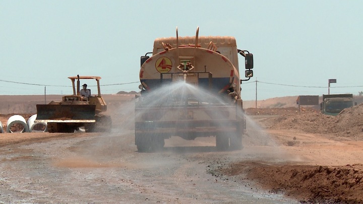 Hàng chục xe bồn tưới nước dập bụi đỏ ở sân bay Long Thành