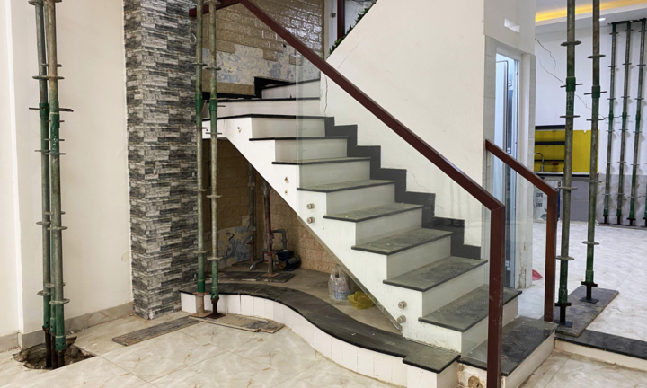 Xây toà nhà văn phòng khiến nhà dân bị sụt lún, 'chống nạng' ở trung tâm TP.HCM