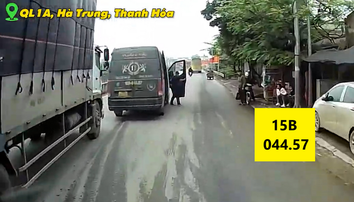 Xe khách ngang nhiên dừng giữa đường đón khách