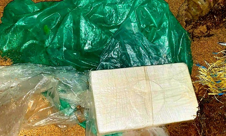 Phát hiện nhiều khối chữ nhật nghi ma túy trôi dạt vào bờ biển Phú Yên