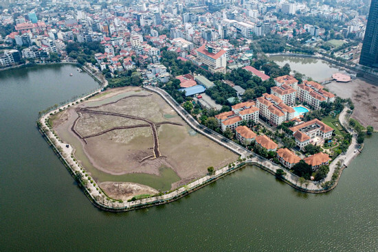 Đầm, ao ven Hồ Tây bất ngờ bị cạn nước, bốc mùi khó ngửi