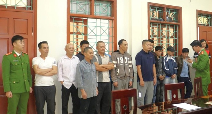 Công an đột kích sới bạc trong rừng, bắt giữ 11 'con bạc'
