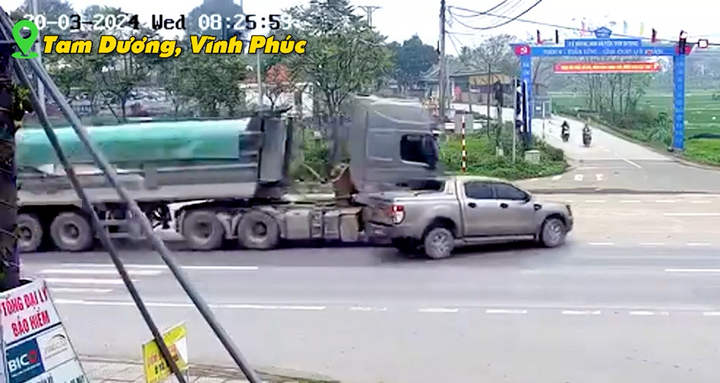 Sang đường không quan sát, xe bán tải bị tông mạnh