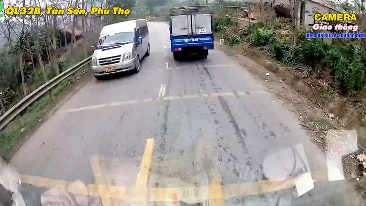 Xe tải đổ dốc 'mất' phanh, tài xế căng thẳng tột độ