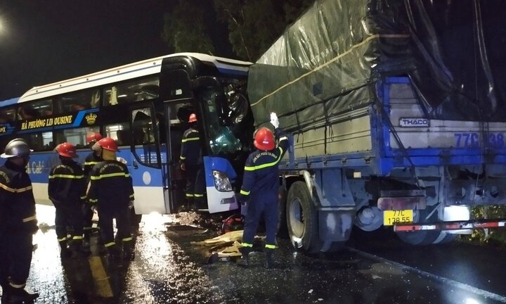 Tai nạn giữa xe khách và xe tải ở Phú Yên, 8 người thương vong