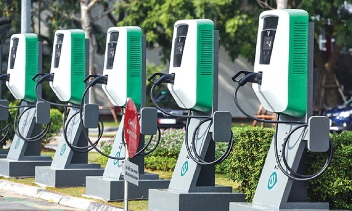 Tài xế hào hứng chờ trạm sạc điện được lắp đặt trong bến xe