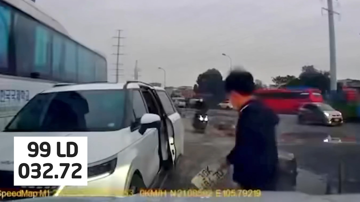 Không được nhường đường, người đàn ông hung hăng bẻ gẫy biển số xe khác