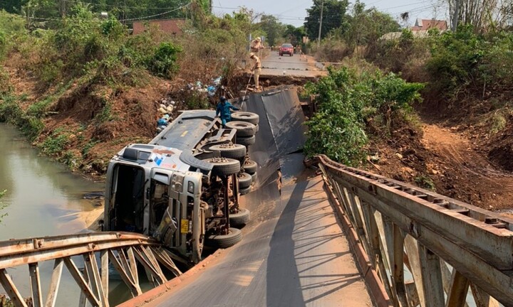 Đang củng cố hồ sơ xử phạt tài xế xe tải chở cát làm sập cầu ở Bình Phước