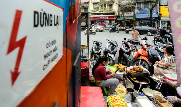 Bất chấp 'nguy hiểm chết người', hàng quán vẫn bày bán dưới chân trạm biến áp