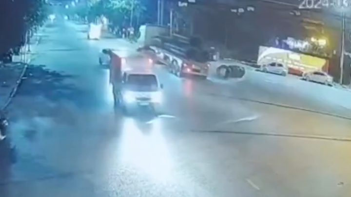 Xe đầu kéo vào cua gấp, 3 cuộn sắt nặng hàng tấn rơi xuống đường