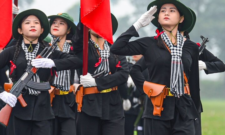 Nữ du kích miền Nam gác việc riêng tham gia diễu binh chiến thắng Điện Biên Phủ