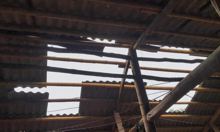 Mưa đá kèm dông lốc khiến nhiều nhà dân Sơn La thủng mái