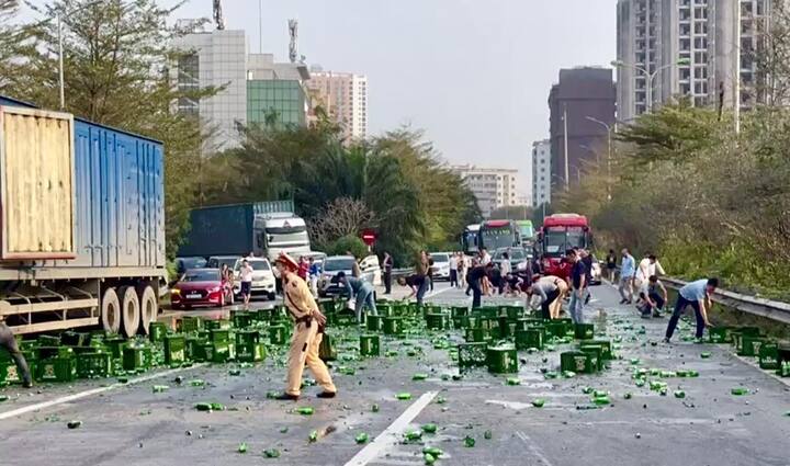 Hàng trăm chai bia rơi tung toé khắp đường, CSGT và người dân xúm vào thu dọn 