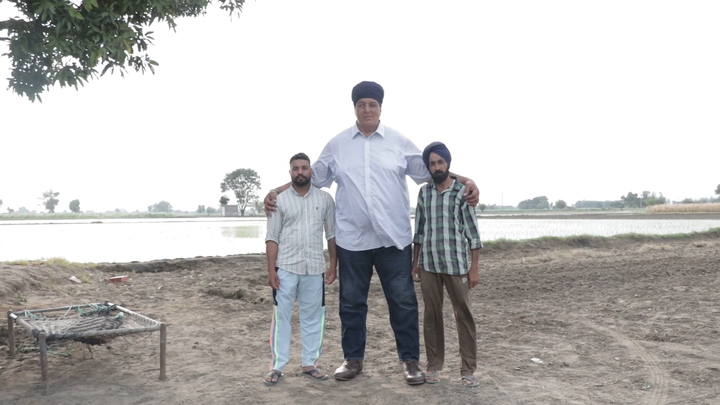 Gặp nông dân Ấn Độ cao 2,2m, uống 6 lít sữa mỗi ngày