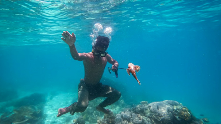 Bộ tộc sống cả đời trên biển, có khả năng lặn sâu 60m 