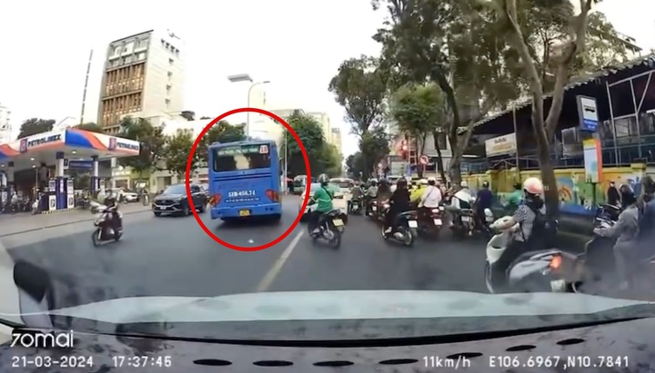 Xe buýt lấn làn vượt ẩu giữa trung tâm TP.HCM, người đi đường khiếp vía