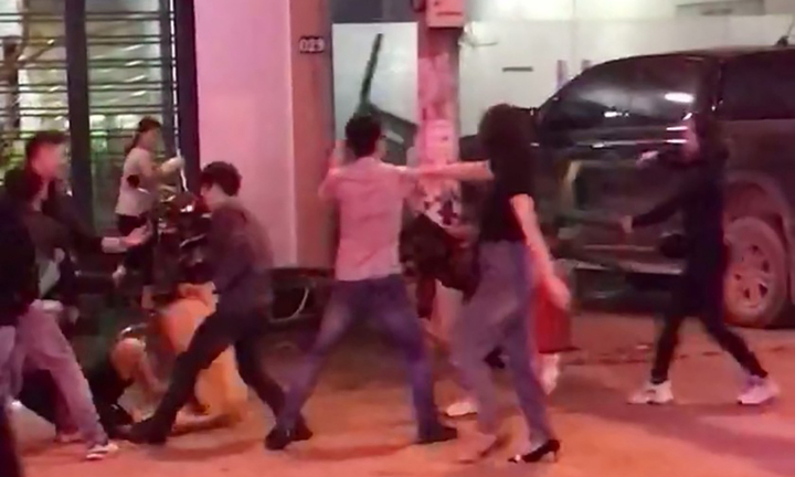 Nghi ngờ chồng ngoại tình, vợ dẫn họ hàng đi đánh ghen