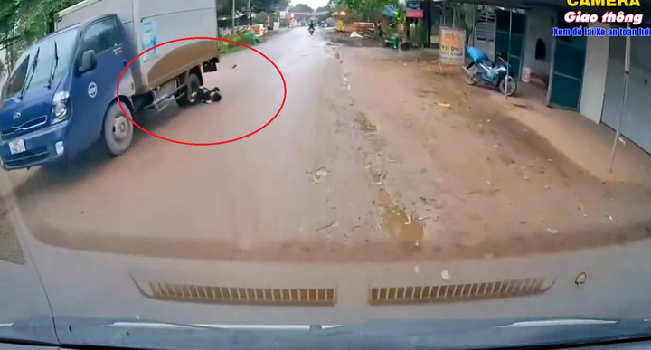 Bé trai lao vào xe tải thoát chết trong gang tấc 