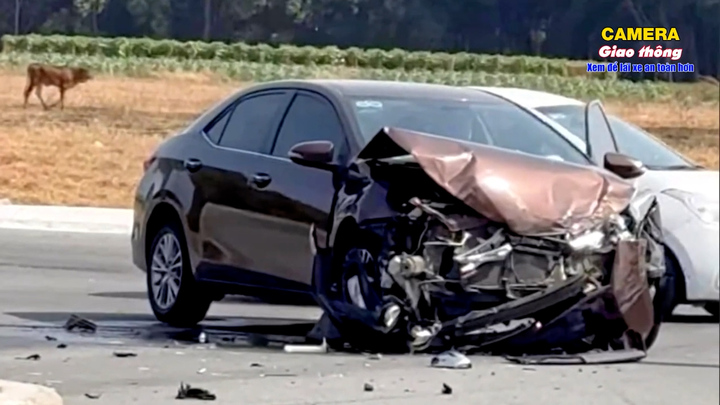 Ô tô phóng như bay qua ngã tư, tông văng xe bán tải