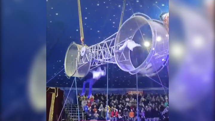 Mất thăng bằng trên 'bánh xe tử thần', nghệ sĩ nhào lộn rơi xuống đất 