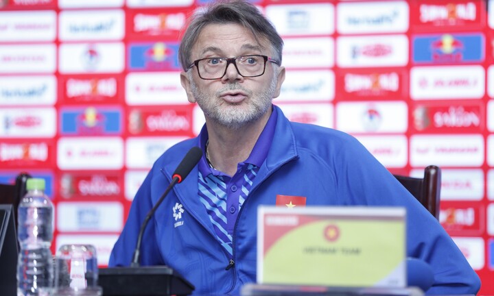 HLV Troussier: Tôi không đá thay cầu thủ được