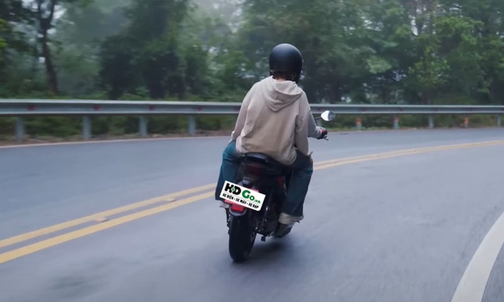 Nguy cơ tai nạn khi đi xe máy điện dừng ngang dốc