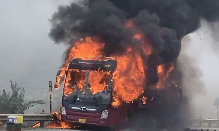Xe khách chở 21 người bốc cháy dữ dội trên đèo Lò Xo