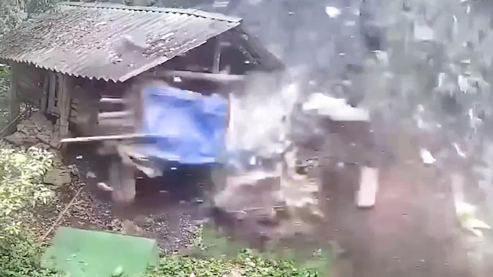 Đá đè sập nhà dân tại Hoà Bình sau trận động đất ở Hà Nội