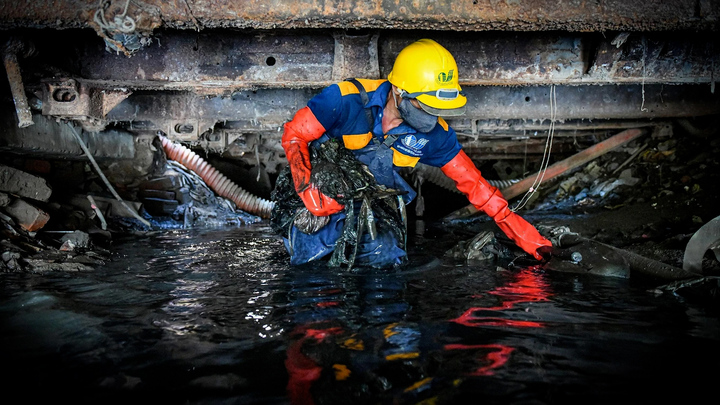 Theo chân công nhân xuống 'thế giới ngầm' dưới lòng Hà Nội