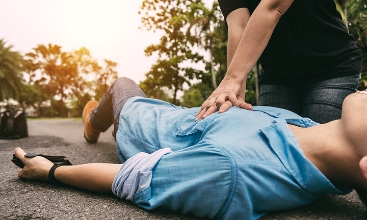 Làm thế nào cứu người ngừng tim, ngừng thở tại chỗ?
