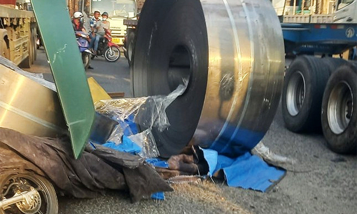 Cuộn thép rơi liên tiếp đe dọa mạng người, cơ quan chức năng quá xem thường?