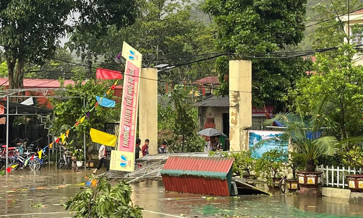 Gió lốc kéo sập nhiều mái nhà, cổng trường học ở Hà Giang