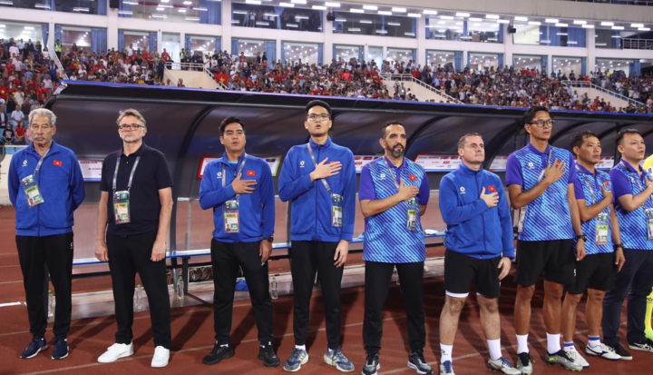 HLV ngoại đến rồi đi, người Việt Nam chịu trách nhiệm với nền bóng đá của mình