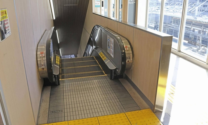 Người đàn ông tử nạn sau khi áo khoác mắc vào thang cuốn