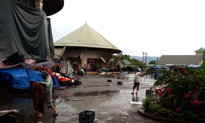 Lốc xoáy, loạt nhà dân ở Quảng Trị tốc mái