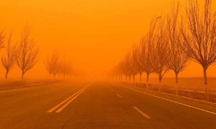 Thời tiết Trung Quốc khắc nghiệt: Mưa đá to như trứng, bão cát vàng vọt bầu trời