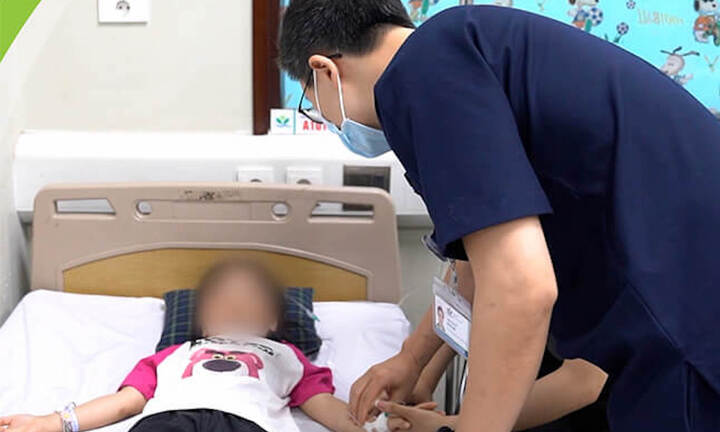 Sức khỏe bé gái 5 tuổi ở Hà Giang bị chó dữ tấn công hiện ra sao?