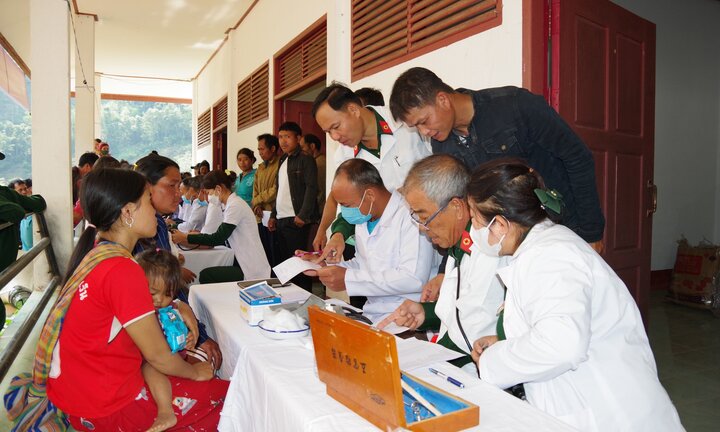 Khám bệnh, tặng quà cho nhân dân Lào nhân dịp Tết Bunpimay