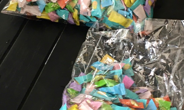 Ăn kẹo không rõ nguồn gốc trước cổng trường, 15 học sinh ở Quảng Ngãi bị ngộ độc