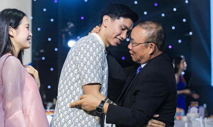 Ông Park Hang Seo đốn tim dân mạng với lời chúc ngọt ngào cho Quang Hải, Văn Hậu