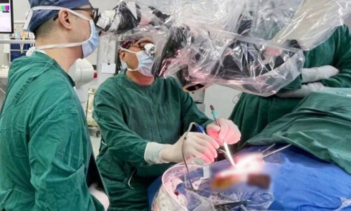 Quá vui sau khi hẹn hò, cô gái bị xuất huyết não