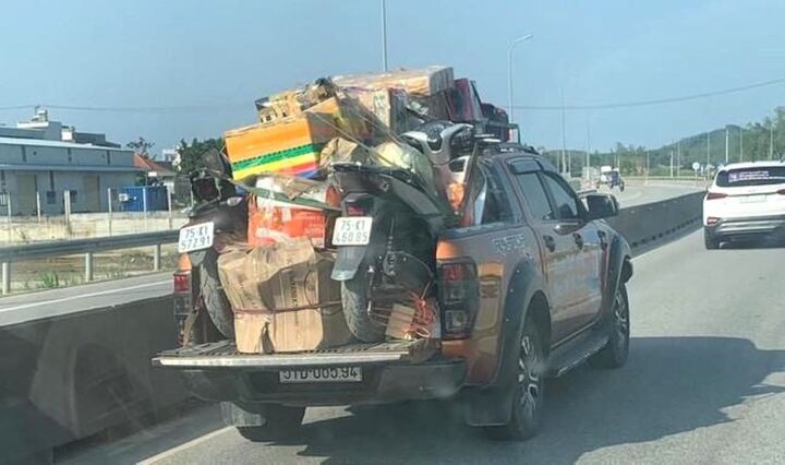 Thanh tra giao thông có quyền xử phạt lỗi chở hàng trên nóc thùng xe?