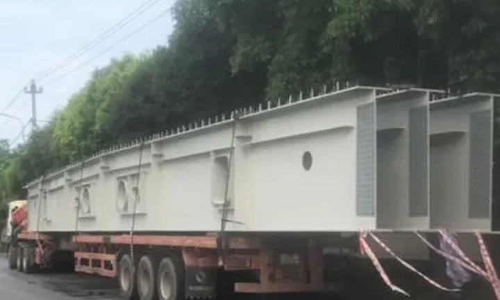 Không giấy phép vẫn lái xe chở hàng siêu trường nghênh ngang diễu phố